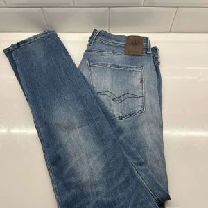 Replay jeans (slitningar) - Säljer nu dessa sjukt snygga jeansen || bra skick, cond: 8,5/10 || storlek: W33 L34 || passar dig runt 190cm || perfekta jeans till kallare väder || hör av dig vid frågor eller funderingar :)