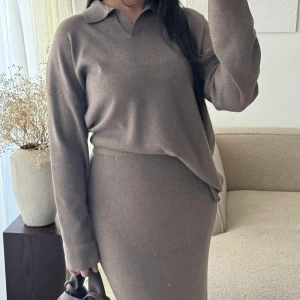 Beige/Brun sett, topp och kjol - ALDIRG ANVÄND, PRISLAPP KVAR. Snygg och bekväm beige/brun stickad topp med matchande kjol till.  Perfekt för höst och vinter. Klänningen är i ett mjukt material som känns skönt mot huden. En stilren och elegant look för både vardag och fest. PRIS KAN DISKUTERAS (ny pris 600kr, mitt pris 300kr) L/XL men sitter mer som en M/L