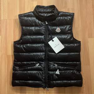 Helt ny Moncler väst i storlek M som säljs då den inte passade mig. Kom dm vid intresse eller funderingar. Priset är inte hugget i sten. 