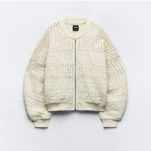 Beige quiltad bomberjacka från Zara - Säljer en superfin beige tyg bomberjacka från Zara. Den är quiltad och har en dragkedja framtill. Jackan är perfekt för höst och vår, med långa ärmar och ribbade muddar vid ärmslut och nederkant. Jättesnygg och bekväm !