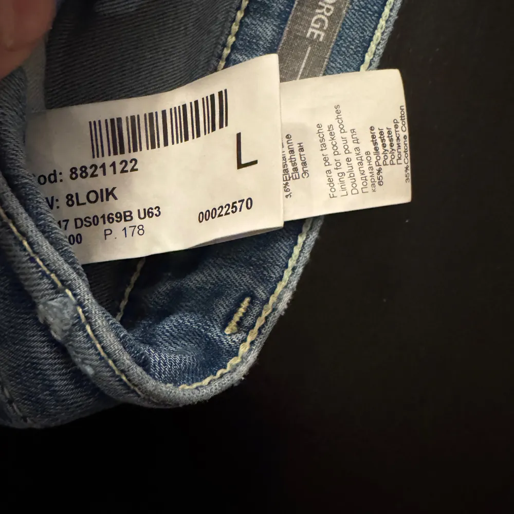 Säljer ett par ljusblå dondup George jeans i storlek Young L. De har en snygg sliten look med några hål och slitningar på framsidan, De är i bra skick, Sköna och stilrena. De är 93 cm från längst ner vid foten till midjan, måttet runt midjan är ca 73-74 cm, skriv vid intresse samt frågor! Pris är ej hugget i sten🤩. Jeans & Byxor.