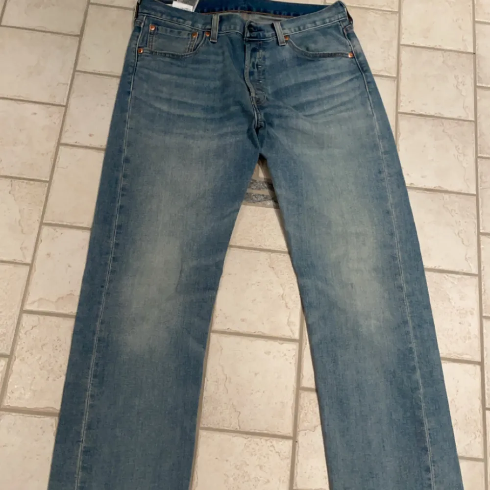 Säljer ett par klassiska Levis 501 jeans i ljusblå tvätt. Har använt dem ca 5 gånger, dem är lite baggy . Jeans & Byxor.