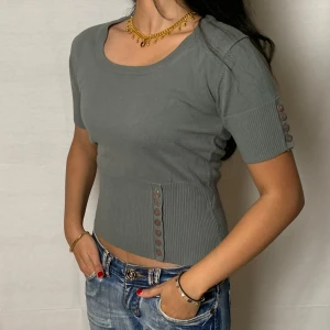 Topp med knappar - Super fin topp med detaljer!💗