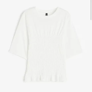 Vit ribbad topp - Säljer min super fina vita populära topp från HM, då den inte kommer till användning ❤️❤️