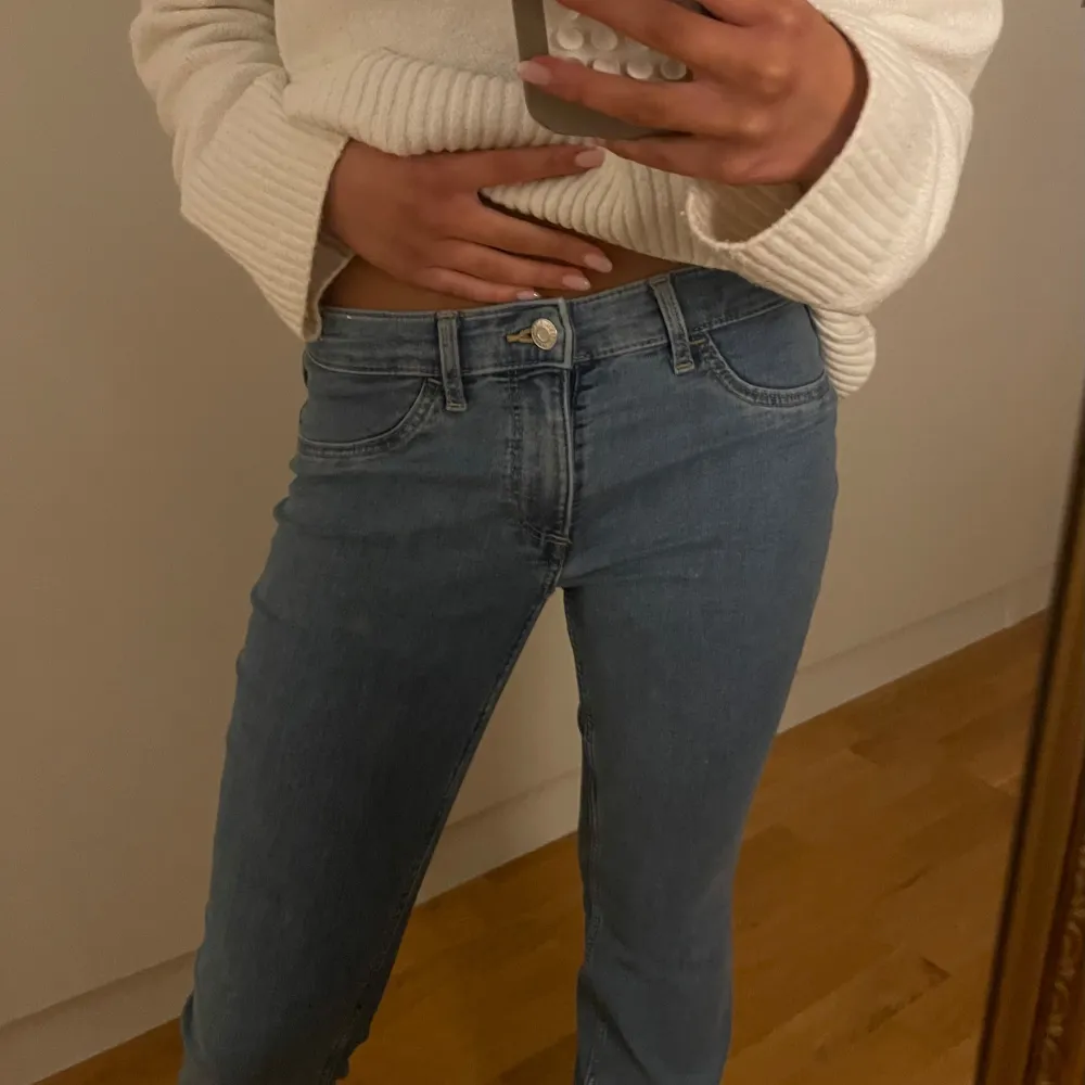 Säljer ett par snygga blå lågmidjade jeans med bootcut. Storlek 158 men sitter som xxs🩵. Jeans & Byxor.