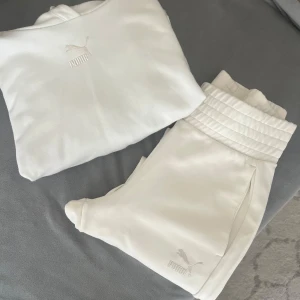 Vita mjukisbyxor från Puma - Säljer ett par superbekväma vita mjukisbyxor från Puma i storlek XS. De har en hög midja och är perfekta för en avslappnad stil. Byxorna är gjorda i mjukt material och har en elastisk midja för extra komfort. Perfekta för mysiga dagar hemma eller en chill dag ute. Hela sättet kostar 900 kr vid snabbt köp sänker jag priset🙈🤍