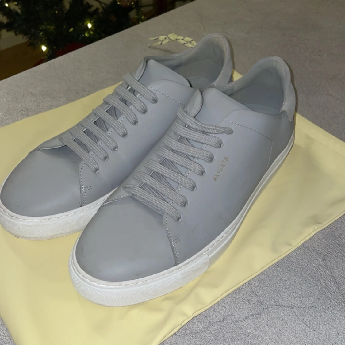 Grå sneakers från Axel Arigato - 90