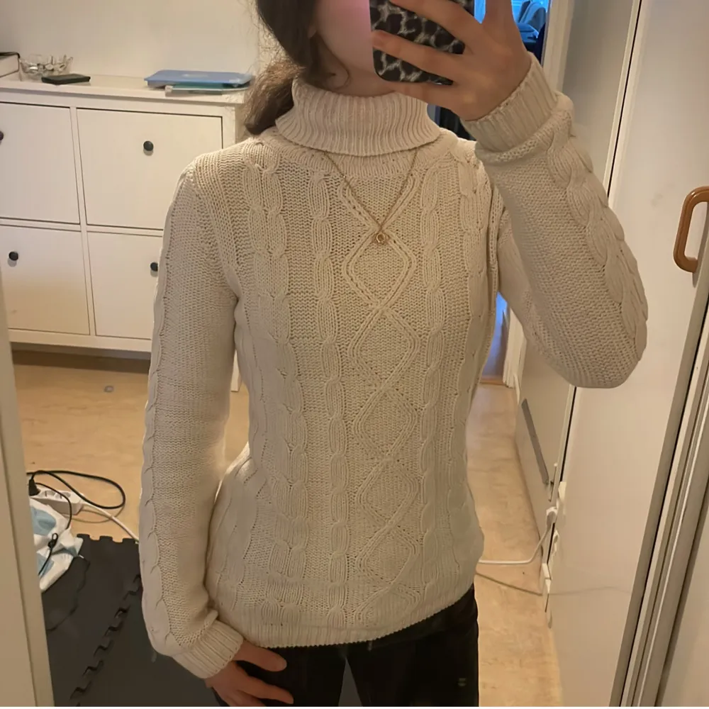 Säljer en supersnygg ljusbeige stickad turtle neck tröja. Skön passform, passar xs och s, och riktigt mysig till höst och vinter . Skicket är som ny och det är bara att kontakta för fråger eller fler bilder!🍂🤎. Tröjor & Koftor.