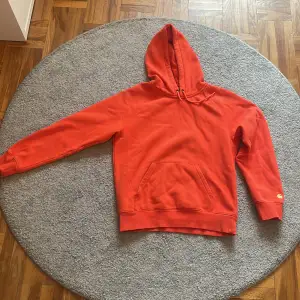 Orange carhartt hoodie i perfekt skick. Storlek s. Skriv om du har frågor eller vill ha fler bilder‼️‼️