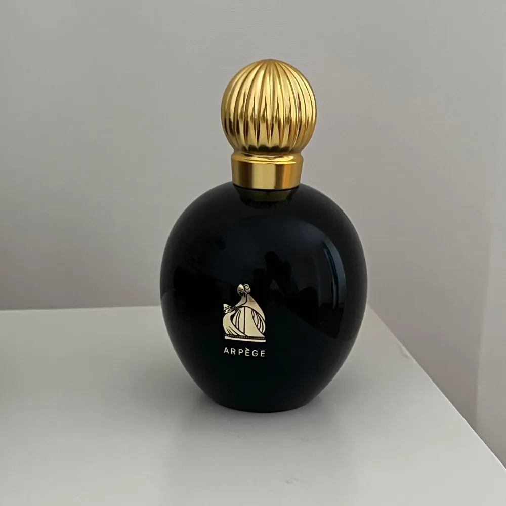 Säljer denna härliga Lanvin Fragrances - ARPÉGE. Perfekt för den som älskar klassiska och tidlösa dofter. Arpége Eau de parfum är en extravagant doft full av känslor och glädje, som är melodiöst och harmoniskt komponerad med dyrbara essenser. Den är helt ny har inte använt den alls. Köpt för 800kr men säljer för 400kr. Vid fler frågor kan ni kontakta mig:) . Parfym.