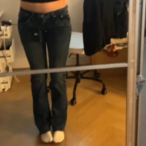 Mörkblå LTB jeans  - Säljer ett par snygga lågmidjade mörkblå jeans med bootcut. Köpt från Zalando i sommras men bara använda fåtal gånger! Köpta för 700kr! 