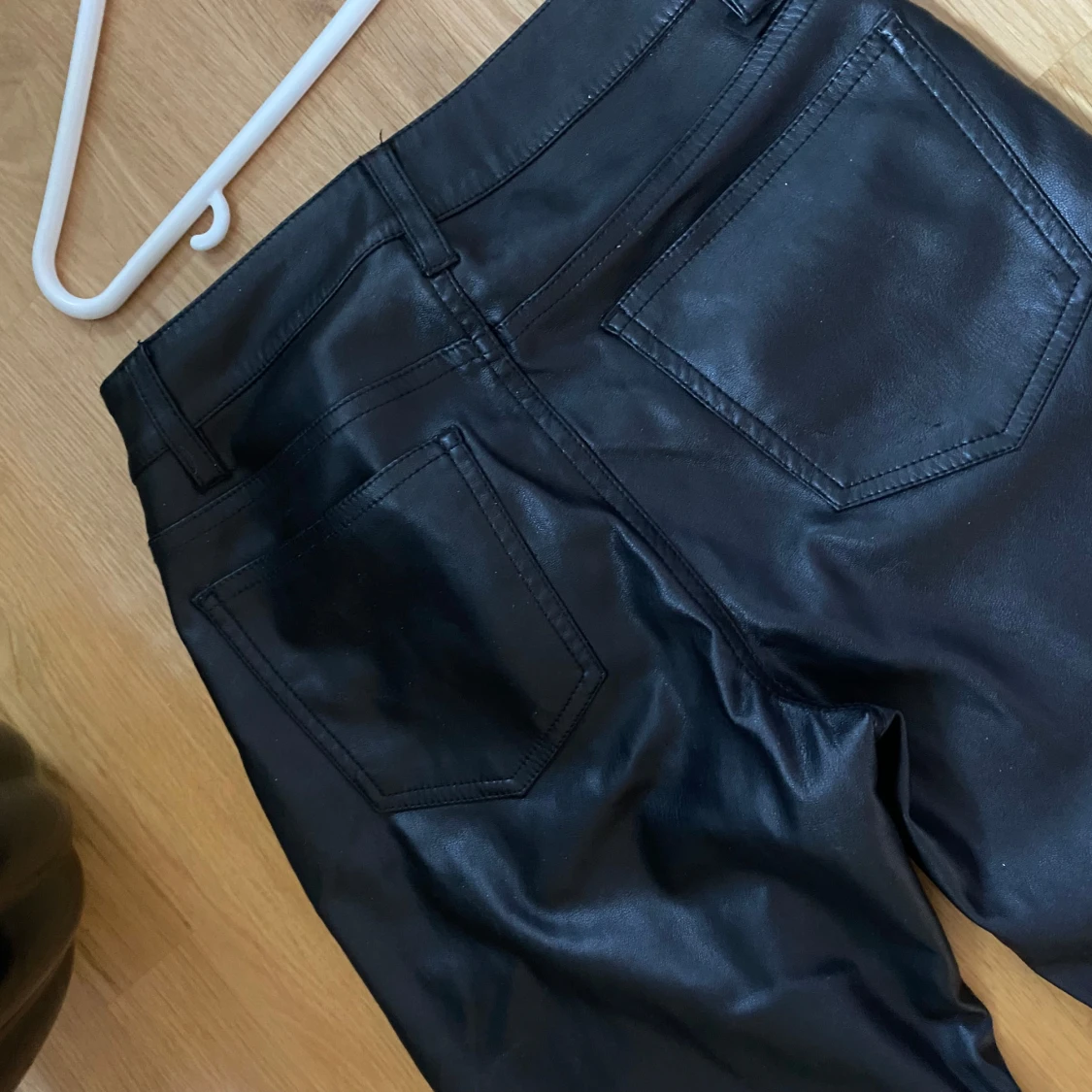 Svarta skinnbyxor från BikBok - 91