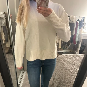 Vit Stickadtröja &OTHER STORIES - Säljer en superfin vit stickad tröja från & Other Stories. Bra skick, inte jätte nopprig alls! Nypris 550kr säljes för 200kr. Storlek S passar XS/S 🌟🌟🥹🥹