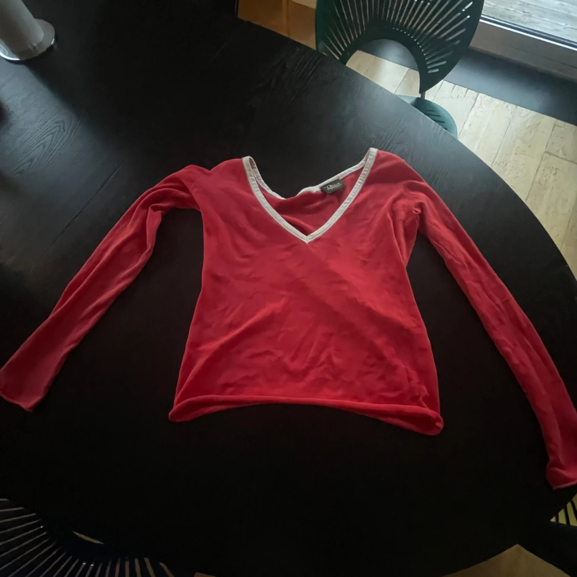 Röd långärmad tröja med v-ringning