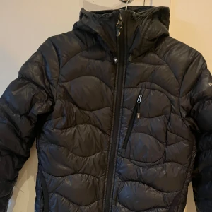 Svart dunjacka från Peak Performance - Säljer en svart dunjacka från Peak Performance i storlek XS. Den är i mycket bra skick.