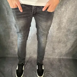 // Dondup George jeans | storlek w31, benlängd: 96cm, midjemått: 38cm | Nypris runt 4000 | Kontakta för fler frågor eller funderingar // Deluxecloset 