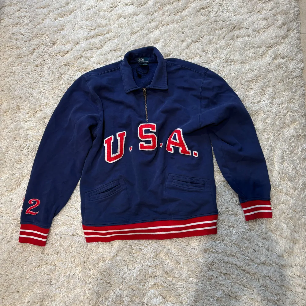 Säljer min half Zip-up tröja men tryck från Polo Ralph Lauren ❤️ Själv köpt vintage men knappt använd så i bra skick! I storlek XL men skulle säga att den är mer åt S/M!. Hoodies.