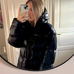 Marinblå pufferjacka Massimo Dutti - Säljer denna snygga mörkblåa pufferjacka från Massimo Dutti, nypris 5200kr. 😍                          Jackan är perfekt för vintern eftersom den sitter oversized så du får plats med tjocktröja under! Tyvärr har dragkedjan gått sönder men du kan stänga den med hjälp av knapparna, så det har inte stört mig iaf!💞PRISET KAN DISKUTERAS VID SNABB AFFÄR