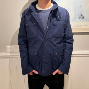 Fieldjacket blå - Säljer en snygg blå jacka i mycket bra skick.