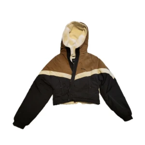 puffy bomberjacka - bra skick, dock några fläckor och har använts några gånger ge gärna prisförslag