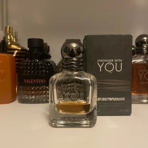Stronger with you - Stronger with you original. Ungefär 12 ml kvar. Väldigt söt och kryiddig doft🍬 hör gärna av vid frågor eller något annat🙌 doft not på sista bilderna. Håller väldigt länge 