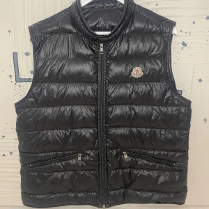 Moncler väst gui - Skick 9/10 Svart färg Size 5-XL/L Inget og