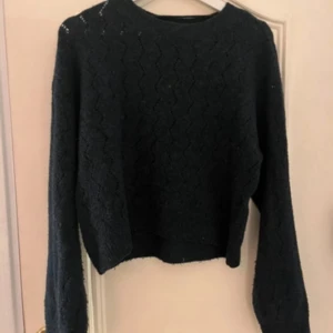 Mörkblå stickad tröja från Vero Moda - Säljer en snygg mörkblå stickad tröja från Vero Moda. Perfekt för kyliga dagar med sitt mysiga material och stilrena design.Passar perfekt till jeans eller kjol! Storlek S