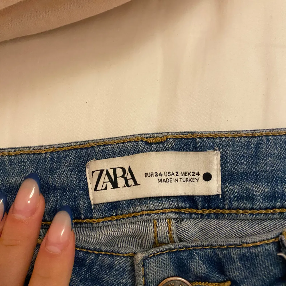 Säljer ett par snygga bootcut jeans från Zara i storlek 34 som är slutsålda. De är i bra skick och har en klassisk femficksdesign. Perfekta för vardag och nu till vintern! Köpta för ungefär 350kr💙. Jeans & Byxor.