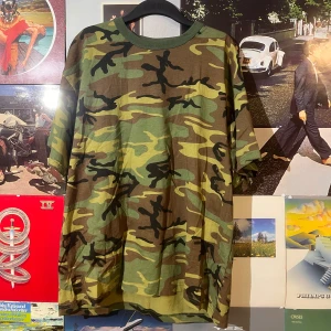 Camouflage t-shirt från Mil-Spex - Säljer en cool camouflage t-shirt från Mil-Spex. Inga defekter vad jag ser o vet, dm vid frågor.