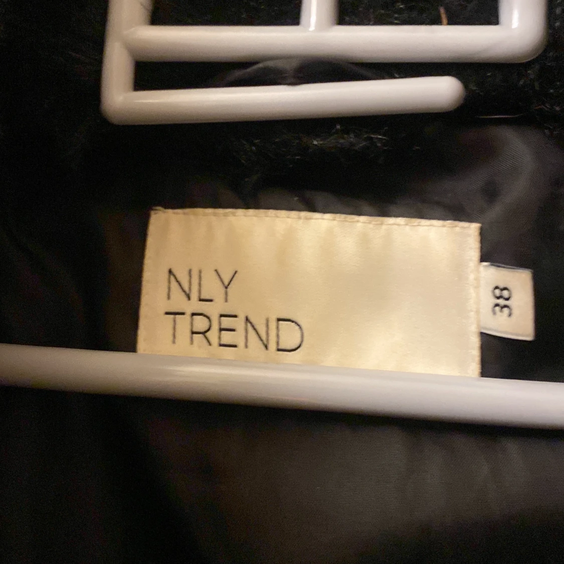Svart pälsjacka från NLY Trend - 90