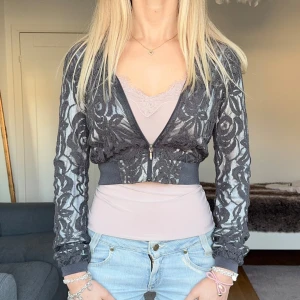 jacka - grå jacka vintage från Gina Tricot 🤍 jag är 173cm & stl S/36/28 för referens 🤍 läs POLICY & FRAKT (i gillade inlägg) innan du skriver 🤍 använd gärna ”Köp” 🤍 