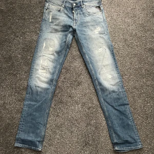 Replay Grover Jeans - Säljer ett par snygga blå jeans från Replay i modellen Grover. Riktigt balla nästintill oanvända jeans från replay som säljs till ett kanon pris. Size 29 Waist, length 32. Nypris ca 2500kr köpta på Nk i Stockholm.