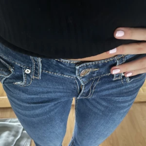 Blå jeans i bra skick - Säljer ett par snygga blå låg midjade jeans i bra skick. De har en klassisk femficksdesign med silverfärgade knappar. Knappt andvända, stoleken är 158 men då dom passar mig som vanligtvis är en s💞ny pris 400 kr säljer för 200❣️ hör av er om ni vill ha fler bilder eller frågor