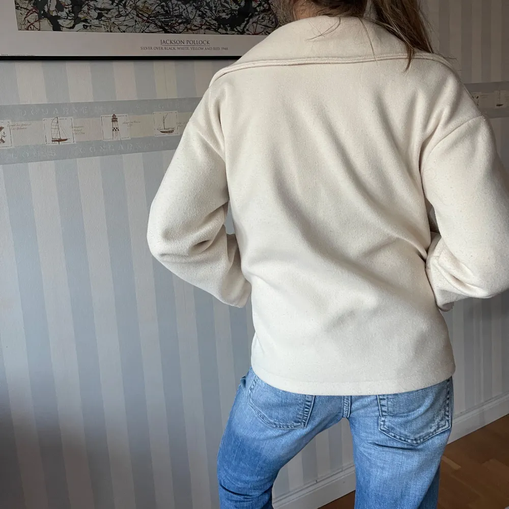 Säljer denna kappa i superfin beige färg, perfekt till vintern och hösten. Den är från design by si och superfin att ha till dina outfits då den passar allt!. Takit.