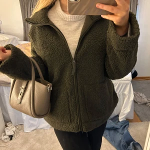 Mörkgrön teddyjacka - Prislappen kvar , aldrig använd i M 🩷