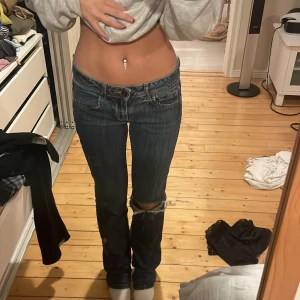 Lågmidjade jeans  - Märke: benetton jeans storlek: w28 jättefin färg verkligen men tyvärr förstora för mig. Skriv för fler frågor om mått mm❤️ Jag är 166cm bra skick!