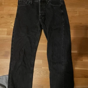 Svarta jeans från Jack & Jones - Säljer ett par svarta jeans från Jack & Jones i modellen 'Relaxed Chris'. Den har storleken 27 30