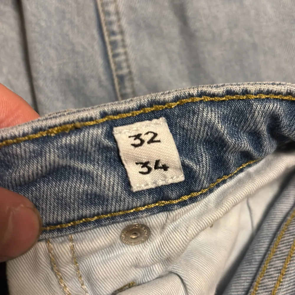 Säljer ett par ljusblå regular fit jeans från Jack & Jones i storlek 32/34. Brallorna är knappt använda och har inga defekter!. Jeans & Byxor.