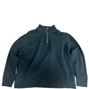 Grön halfzip tröja från Zara - Säljer en stilren grön halfzip från Zara som har använts sparsamt. 