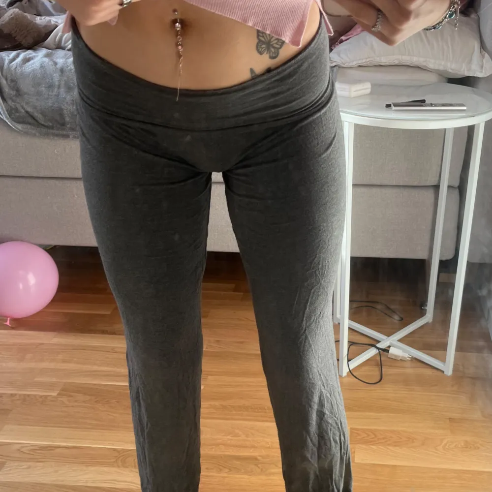 Säljer ett par grå yogapants i mycket bra skick. De är superbekväma med en loose passform och hög eller låg midja. Man kan vika ner kanten om man föredrar låg midja. Perfekta för en chill dag hemma eller en avslappnad promenad. Materialet är mjukt och stretchigt, vilket gör dem till ett måste i garderoben! . Jeans & Byxor.