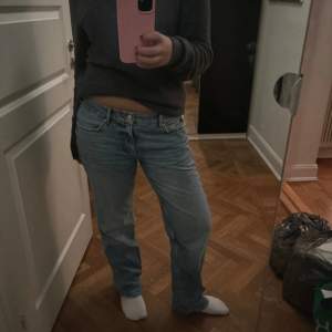 Säljer dessa superfina blåa lågmidjade jeans från Gina tricot💙 Passar mig som är 175 cm i längden men är tyvärr lite för stora för mig i midjan. OBS!! Lånade bilder från förra ägaren, skriv om ni vill ha fler bilder. 