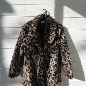 Leopardmönstrad pälsjacka. Linn Ahlborg X NA-KD  - Säljer en supercool leopardmönstrad pälsjacka i mycket bra skick. Perfekt för att liva upp vilken outfit som helst! Jackan har långa ärmar och en skön, fluffig känsla. Passar perfekt för höst och vinter när du vill hålla dig varm och snygg. 🐆✨(båda bilderna är lånade)