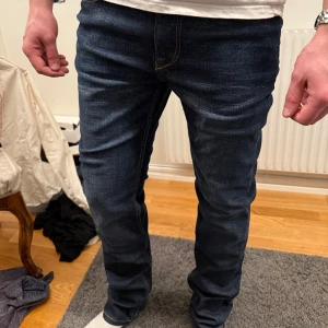Mörkblå jeans slim fit  - Feta jeans, helt nya med lappar kvar. Modell slim fit. Storlek 30x32, nypris 599