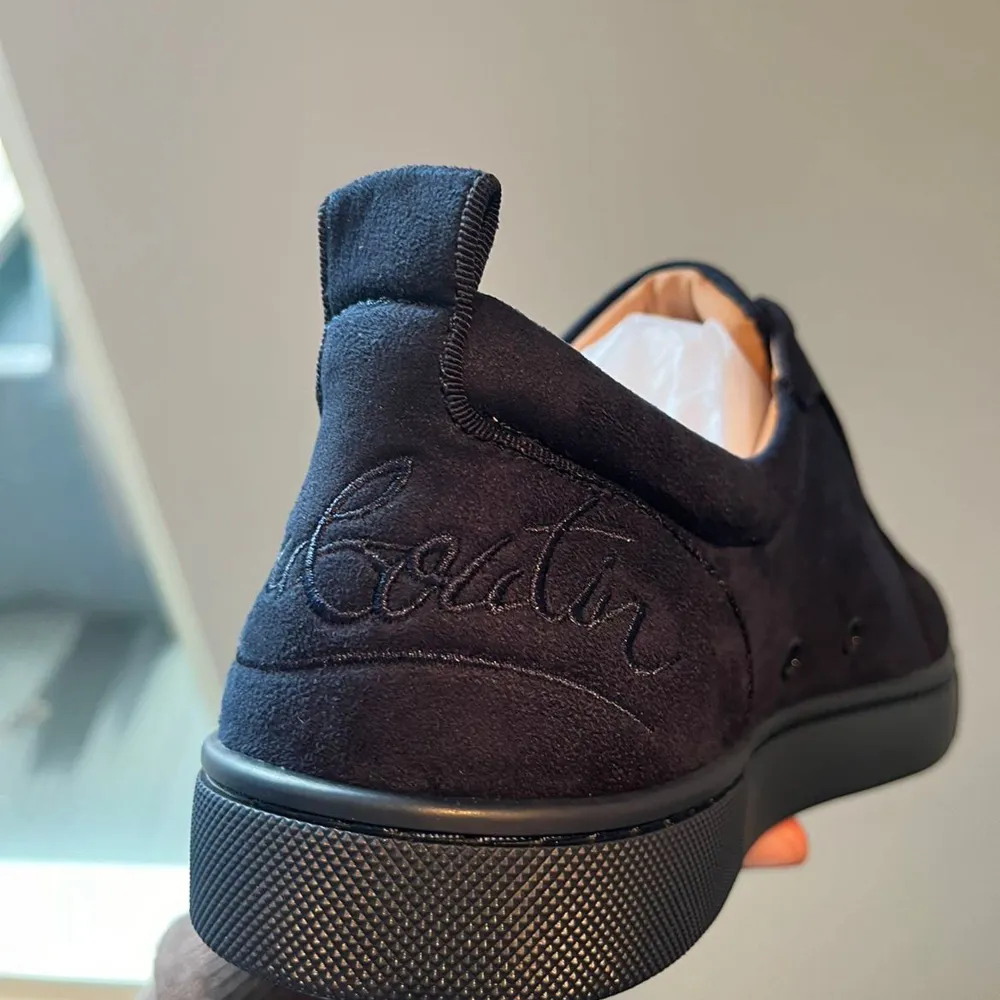 Säljer dessa riktigt snygga Christian Louboutin mocka skor akopi. Säljer då de var lite för små för mig. Skriv vid minsta fundering samt om fler bilder önskas. . Skor.