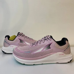 Ljuslila löparskor från Altra - Säljer ett par snygga ljuslila Altra löparskor i modellen Paradigm 6. Skorna har en modern design med snörning och en bekväm sula för optimal dämpning. Perfekta för både träning och vardag. De är i nytt skick och redo för nya äventyr!