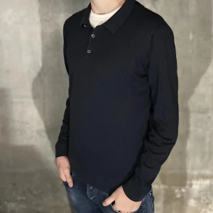 Massimo dutti cashmir tröja - Säljer en stilren mörkblå Massimo dutti tröja i mycket bra skick. Perfekt för både vardag och lite finare tillfällen. Den är gjord av cashmir. Jag säljer då jag har växt ur den. Priset är inte hugget i sten så kom gärna med bud! Hör av er om ni undrar något