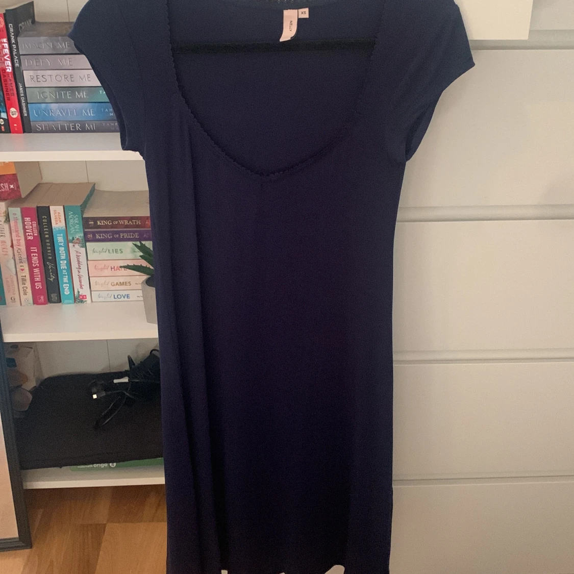 Mörkblå klänning med korta ärmar - 90