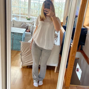 LTB jeans grå - Säljer mina gråa LTB jeans då dem inte passar mig. Modell: valerie     Storlek: 28/32 vilket motsvarar S/M. Är 165cm och dem passar mig i längden bra. Orginalpris: 950kr