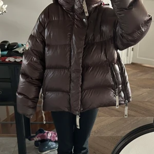 Brun vinter pufferjacka med huva - PRISET KAN DISKUTERAS 💞nypris: 6000kr. Säljer en brun jätte snygg pufferjacka i glansigt material med stor huva och dragkedja. Passar m, s och xs. Oversized med inga defekter, som ny skick. 