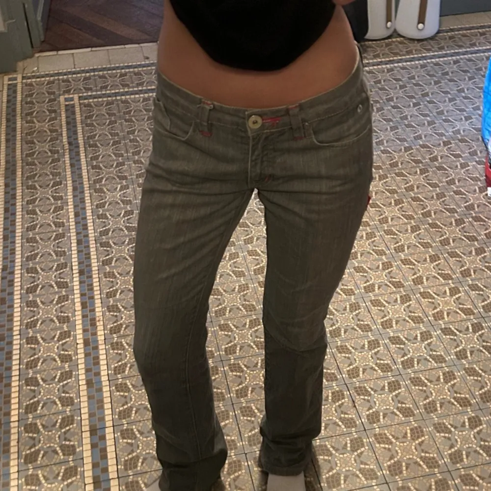 Jag säljer nu mina så fina grå lågmidjade jeans! De är bootcut och i perfekt skick. De är storlek 34 och passar mig som är va 168 cm. Köpta i Paris. De har lite färgade sömmar och en extra ficka bak. Kom privat för fler bilder eller vid frågor💘. Farkut & Housut.